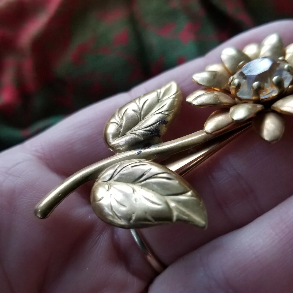 Vintage daisy flower brooch gold tone clear rhinestone flower pin